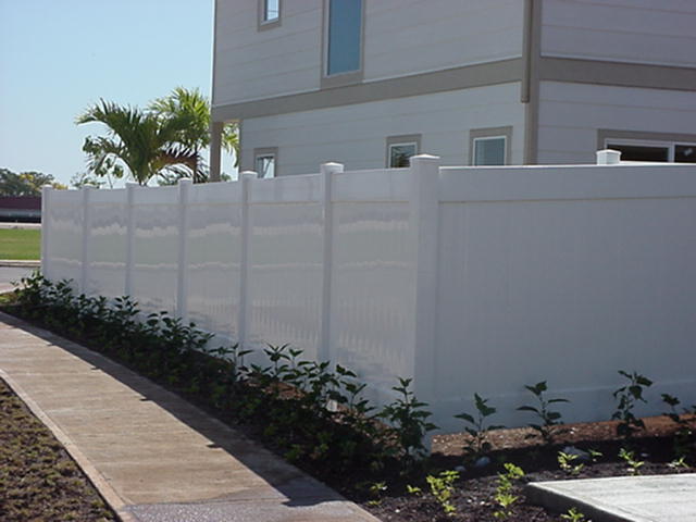 vinyl fence Amerifence Corporation of Kansas City residential fencing contractors Kansas City, Missouri board on board shadow box picket alternating staggered wood vinyl tan sandstone white sandstone khaki cracking chipping splitting UVB residential backyard perimeter security visibility solid